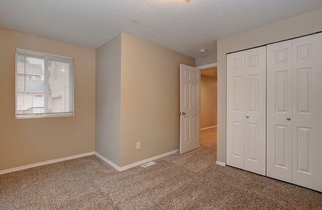 Building Photo - WOODLAND 3 BEDROOM, 3 BATH BEAUTY!