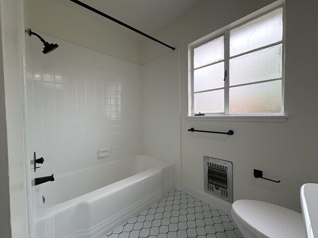 Building Photo - Charming 3-Bedroom Home on Embarcadero Road