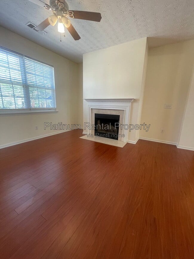 Building Photo - 244 Village Square Dr