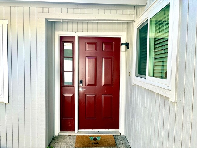 Building Photo - House like 2bed/1.5 Bath Condo with Spacious Corner Yard and 2 Car Garage