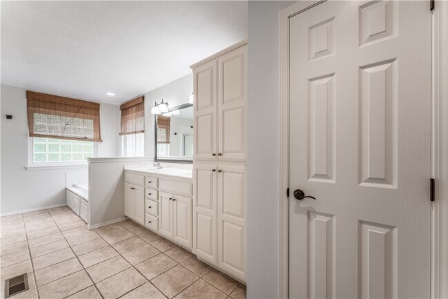 Building Photo - 32 Latshaw Dr
