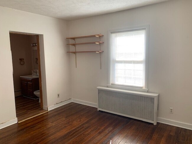 Building Photo - Newly Renovated 3 bedroom, 2.5 bath home