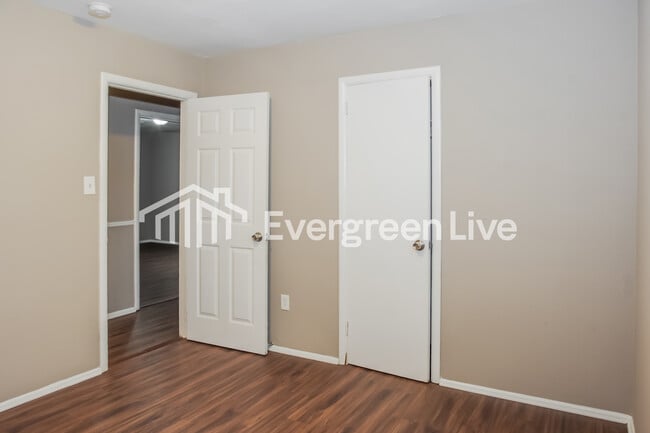 Building Photo - 1004 8th Ave SW