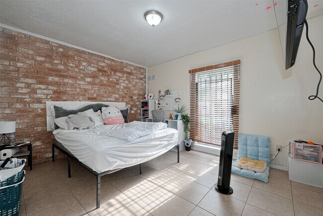 Building Photo - 12223 Sharpview Dr