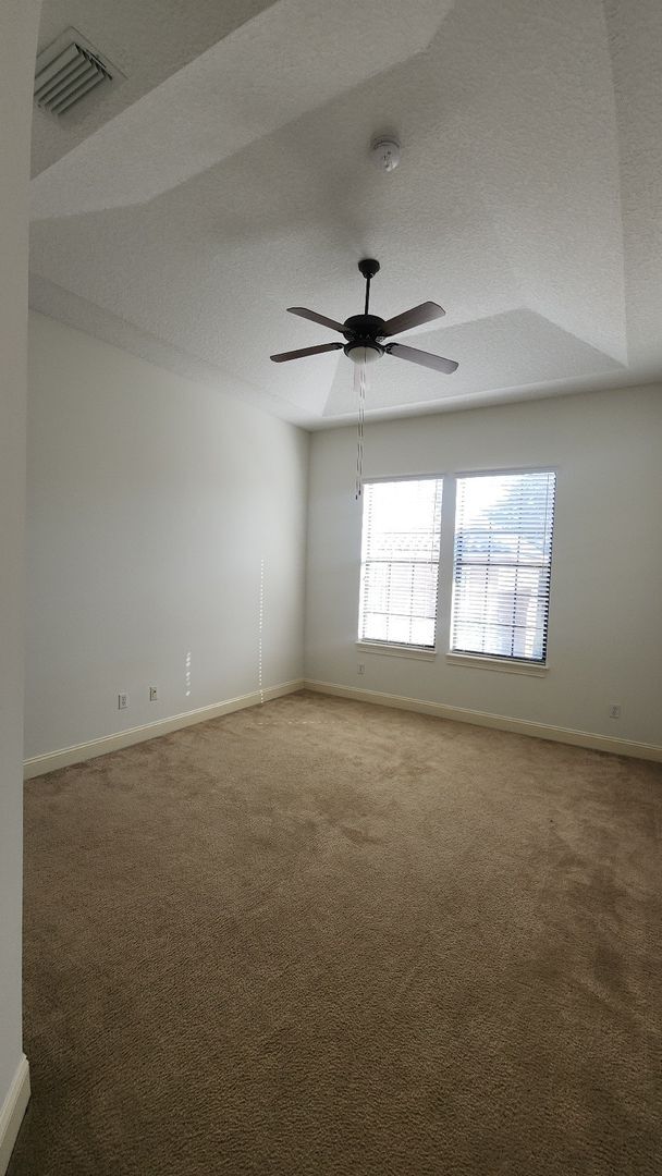 Building Photo - Huge 3 Bed 2.5 bath Home in Palencia- Main Bedroom downstairs plus Upstairs Efficiency