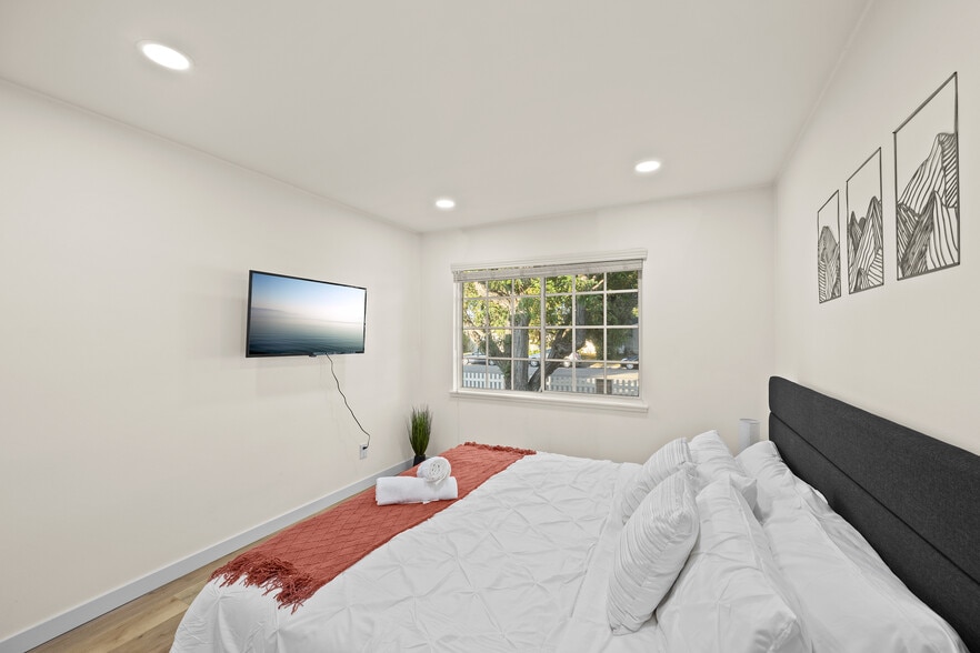 Building Photo - 6449 Woodlake Ave