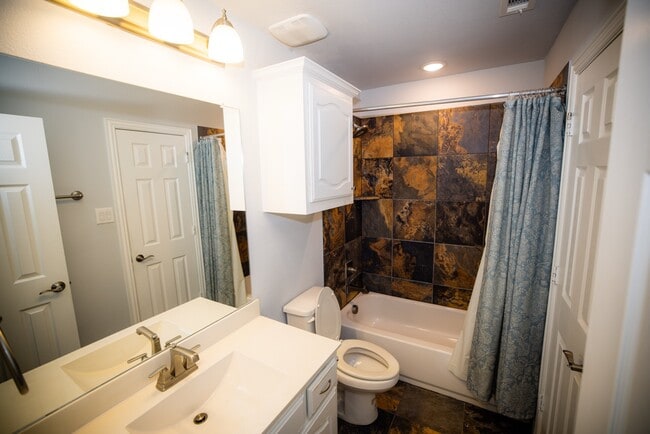 Building Photo - 13923 Hopewell Dr