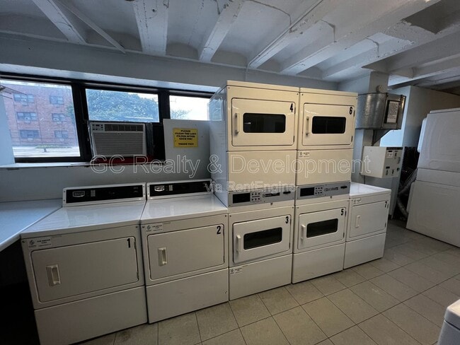 Building Photo - 6030 N Sheridan Rd