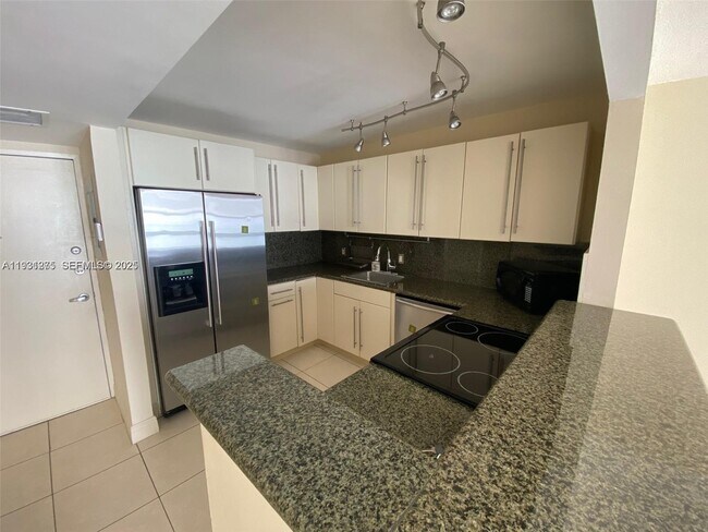 Building Photo - 1228 West Ave