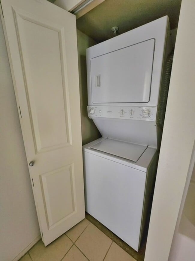 Building Photo - Spacious 1 Bed 1 Bath + Den Condo - Seattle
