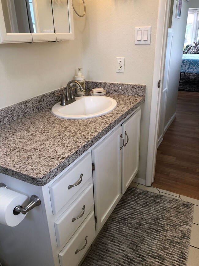 Building Photo - Charming Studio/1/1, Located in Waimanalo,...