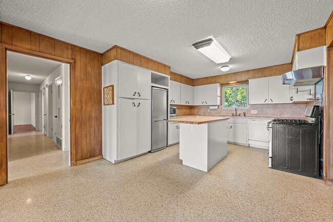 Building Photo - 6501 Mesa Dr
