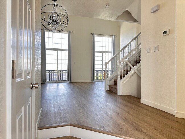 Building Photo - Amazing Townhome with Spectacular Views fo...