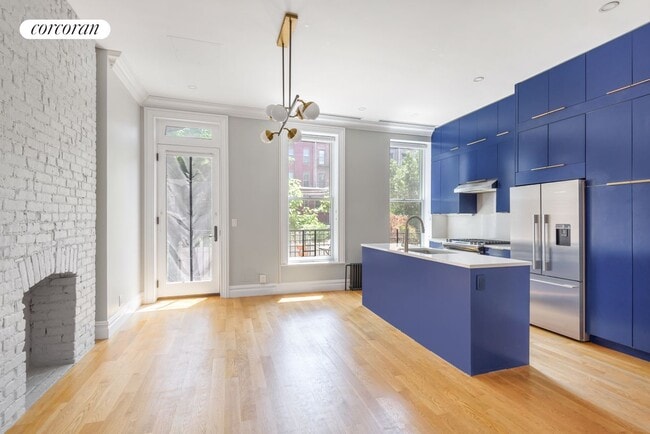 Primary Photo - 294 Putnam Ave