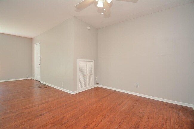 Building Photo - 2718 Wroxton Rd