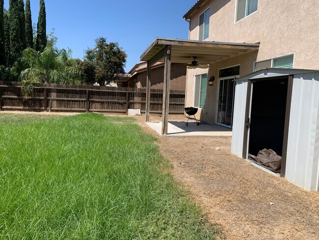 Building Photo - 6 BR 3 BA 2 Story home available in Visali...