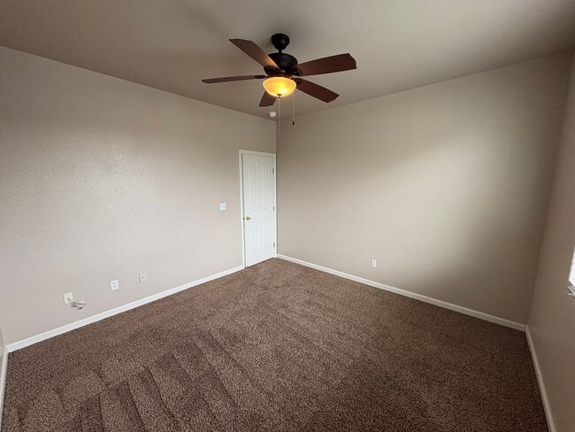 Building Photo - Spacious NW Visalia home Near Shopping Center Available Now!