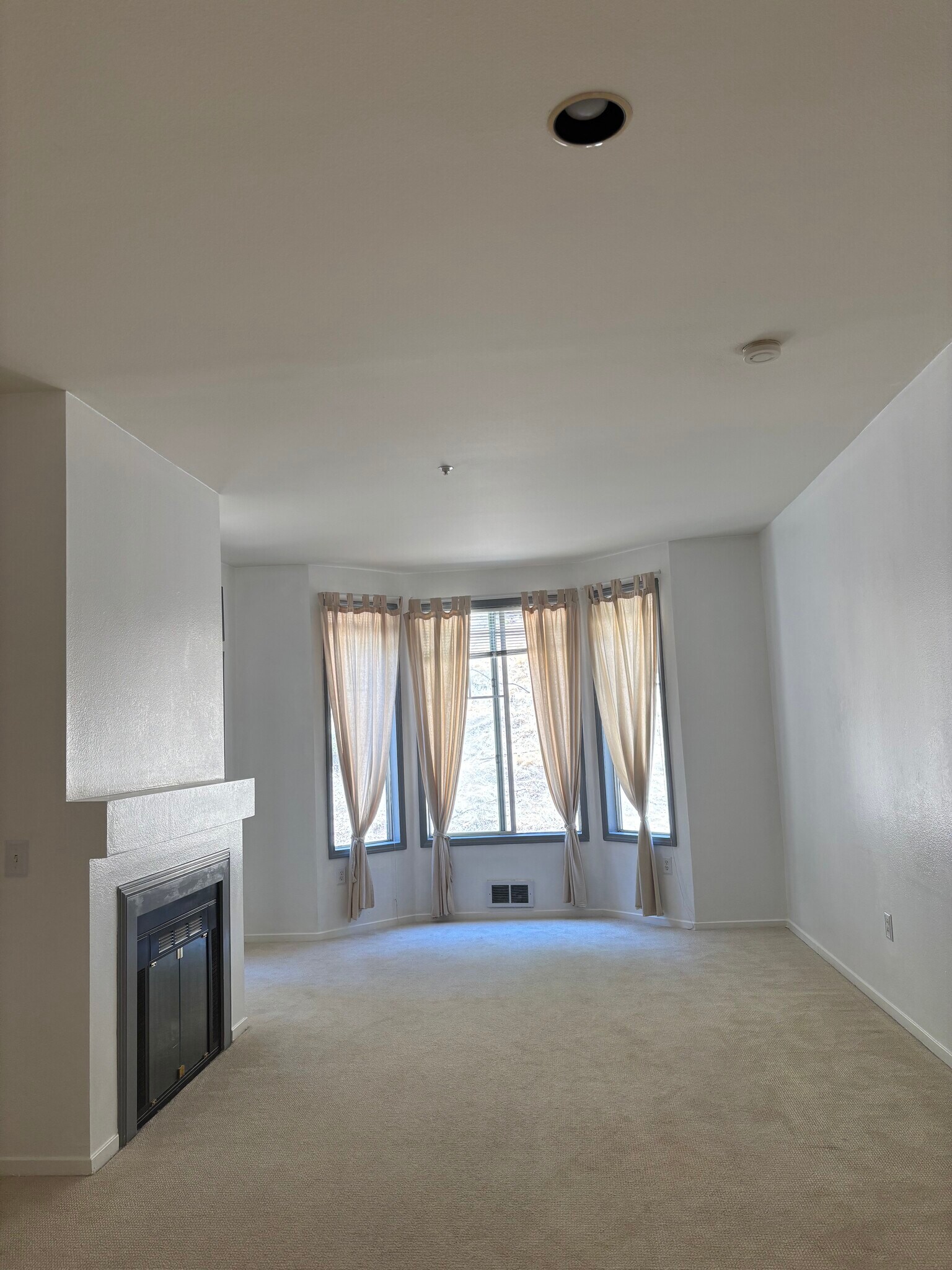 Building Photo - 280 Caldecott Ln