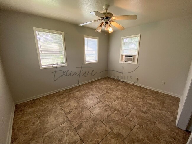 Building Photo - Affordable 2-Bedroom Home in Central Lake ...