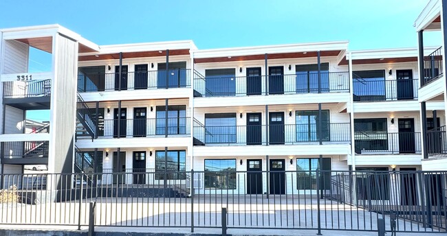 Building Photo - Remodeled Condo 2 Blocks to St. David's Me...