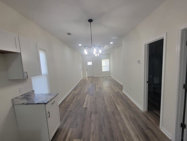 Building Photo - 2122 Circular Dr