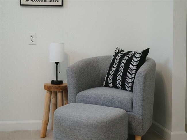 Building Photo - 2 Southport Ln