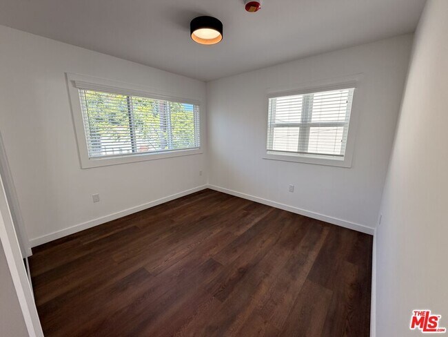 Building Photo - 818 N Harper Ave