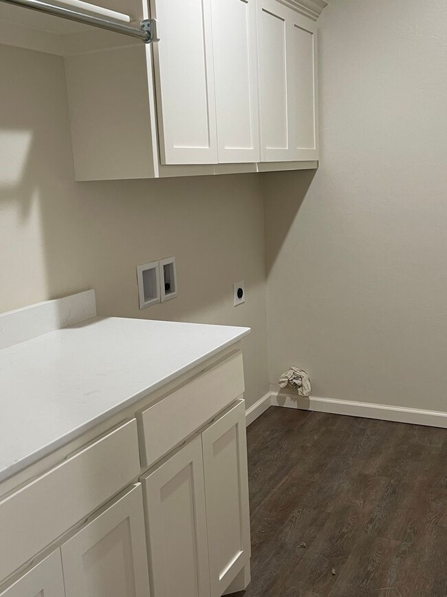 Building Photo - The Enclave-3 bed 2.5 bath home