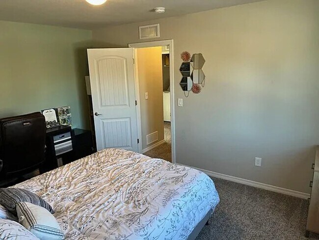 Building Photo - 5492 Hammond Dr