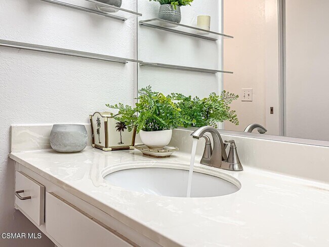 Building Photo - 560 Chapala Dr