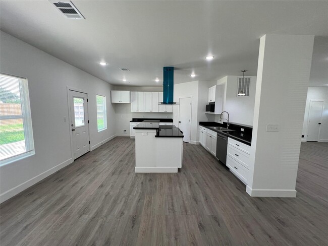 Building Photo - 13314 Oak Ledge Dr