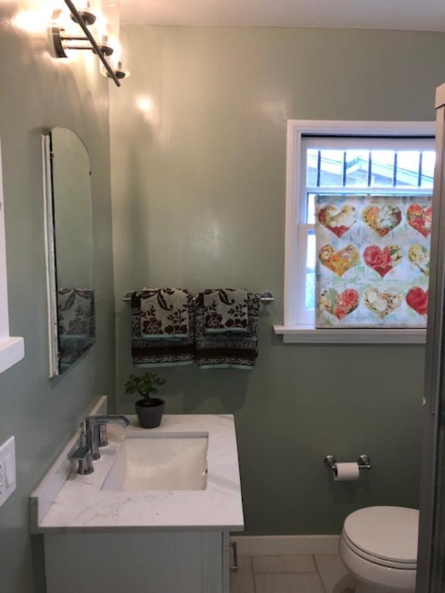 Hall bathroom with tub - 1444 Silver Lake Blvd