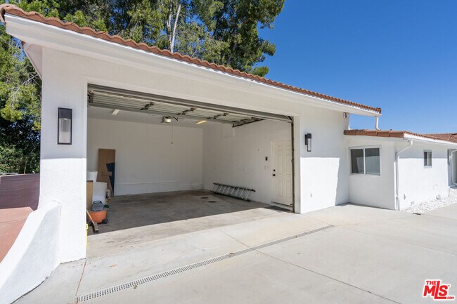 Building Photo - 5026 Medina Rd