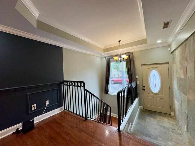 Building Photo - Charming 3-Bedroom Townhome with Modern Am...