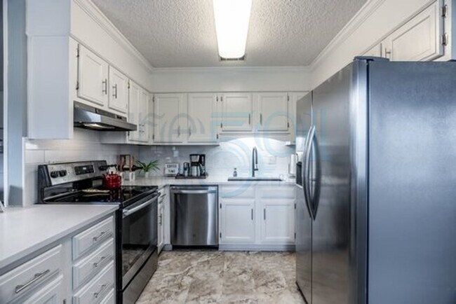 Building Photo - Available in Early August Attn: Pilots! 3BR 2BA Crashpad!