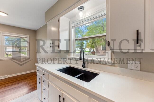 Building Photo - 2210 W Dallas St