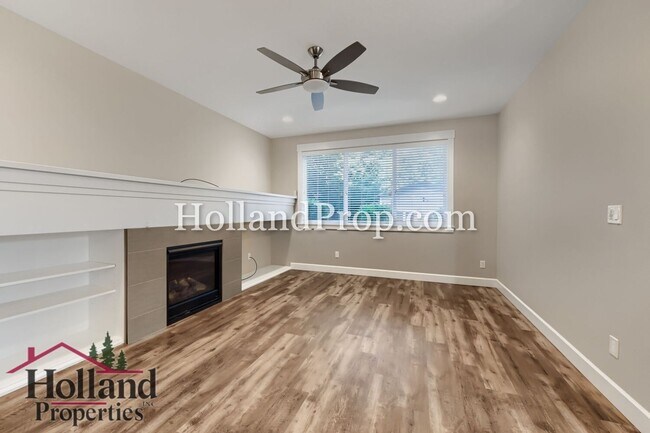 Building Photo - Beautiful 3-Bedroom Home with Fireplace, Modern Kitchen & Private Backyard in Hillsboro