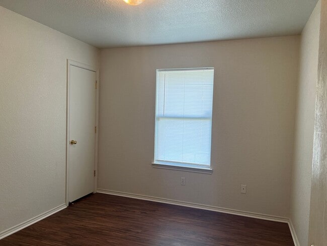 Building Photo - 2600 Alma Dr
