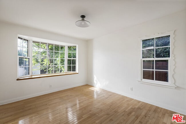 Building Photo - 833 Burnside Ave