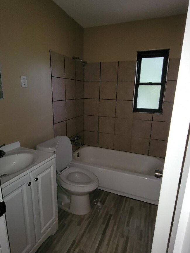 Building Photo - 1733 Carlyle Ave