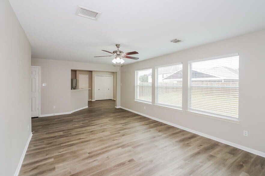 Building Photo - 6207 Winter Oak St