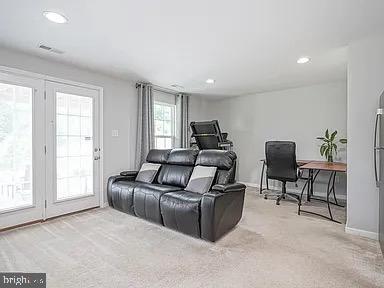 Building Photo - 40 Village Green Ln