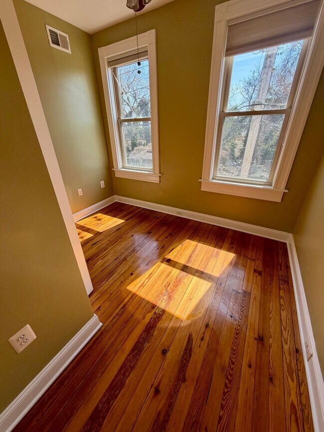 Building Photo - Historic Charm Meets Modern Comfort in Charles Village