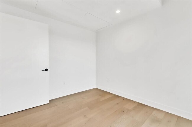 Building Photo - 70 Rainey St