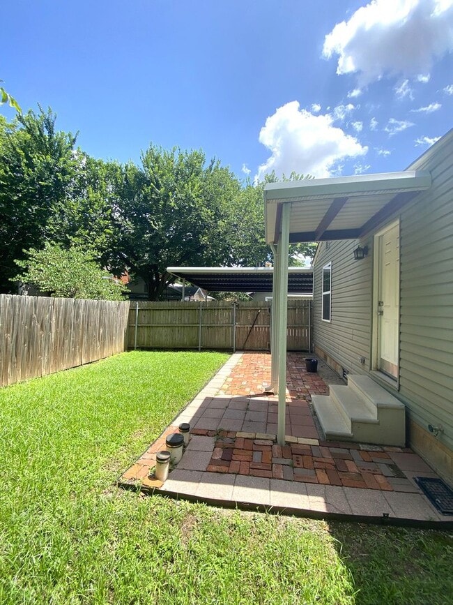 Building Photo - Studio Garage Apt in NW OKC YOUNGS ENGLEWO...