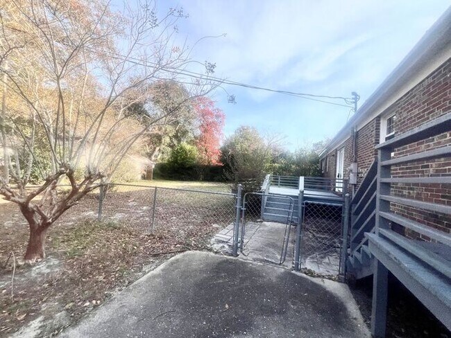 Building Photo - Brick one level home, Live Oak Tree, 3-4 bedrooms, fenced yard, deck.