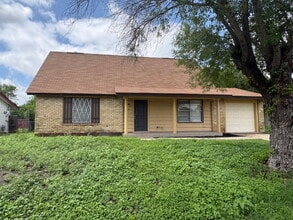 Building Photo - 3-Bed, 2-Bath Apple Valley Drive