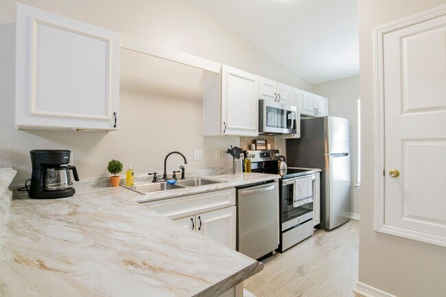 Building Photo - Welcoming & Bright 2 Bed/1 Bath Patiohome ...