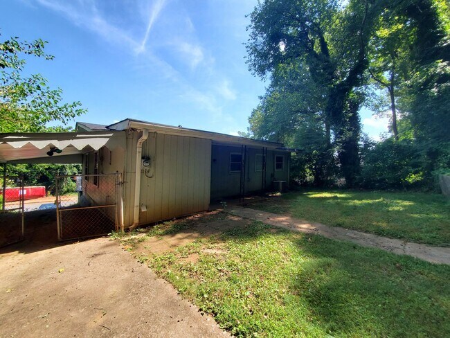 Building Photo - COMING SOON: Fantastic 3/1 Bungalow Near Langford Park - Housing Vouchers Accepted