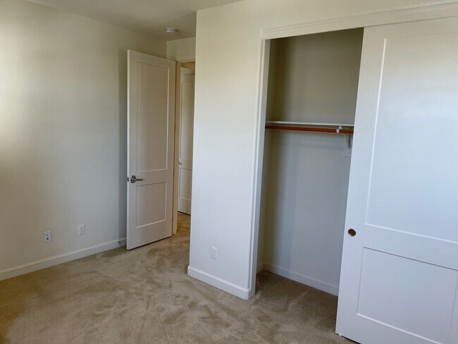 Building Photo - Large 5 Bed / 3 Bath Standalone unit in Lo...